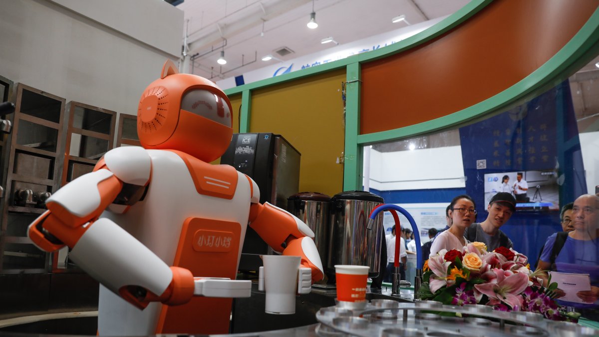 Los aparatos no tripulados llevan los pedidos de los clientes hacia las zonas más apartadas.  ROMAN PILIPEY / EFE