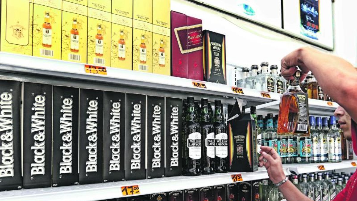 Licores más económicos se verán afectados, según los importadores del producto.