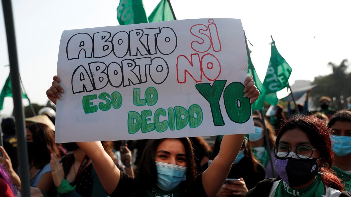 Grupos de mujeres participan en un plantón para pedir aborto legal, seguro y gratuito, en el marco del Día internacional de la despenalización del aborto, hoy, frente al Palacio de Justicia en Lima (Perú).