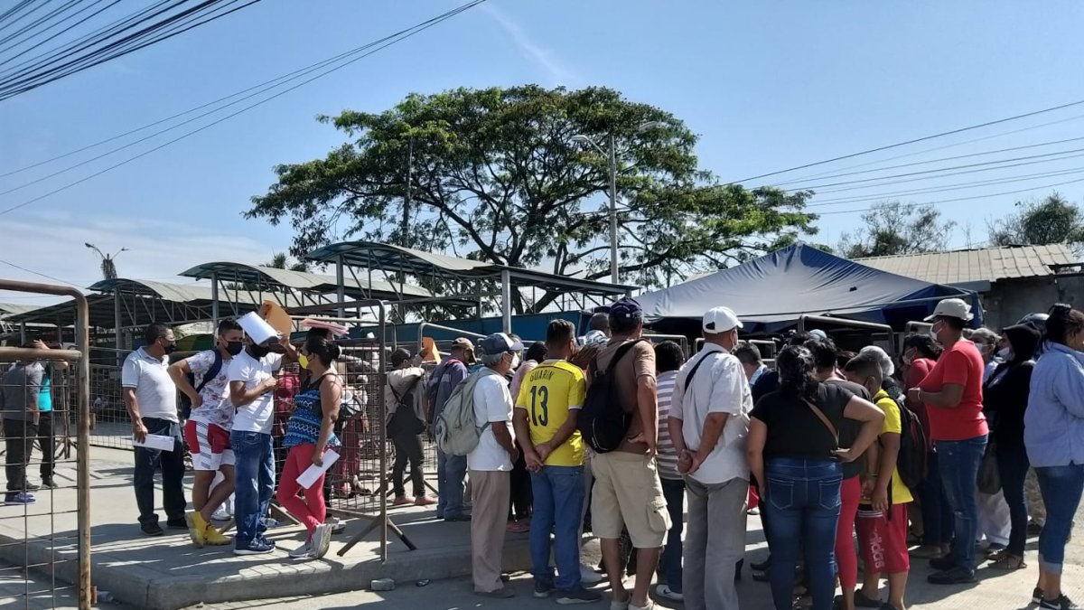 Familiares de los presos en las afueras de la Penitenciaría a la espera de información sobre sus familiares.