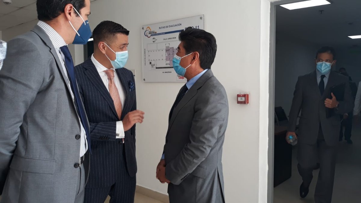 Diligencia. Jorge Yunda dialoga con sus abogados antes del inicio del juicio en el Complejo Judicial norte.