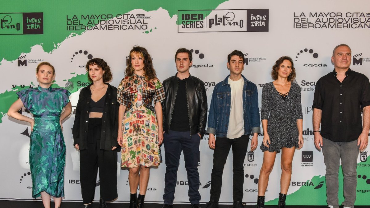 Aron Hernández (como Jorge González), Andrew Bargsted (Claudio Narea) y Diego Madrigal (Miguel Tapia) son protagonistas de la ficción. En la foto, el elenco junto a Salvador del Solar (a la derecha).