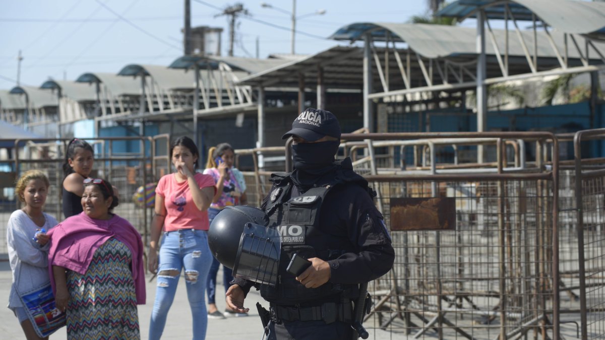 Familiares de presos piden información en la entrada del Centro de Privación de Libertad Número 1, tras presentarse un motín, este 28 de septiembre de 2021, en Guayaquil (Ecuador).