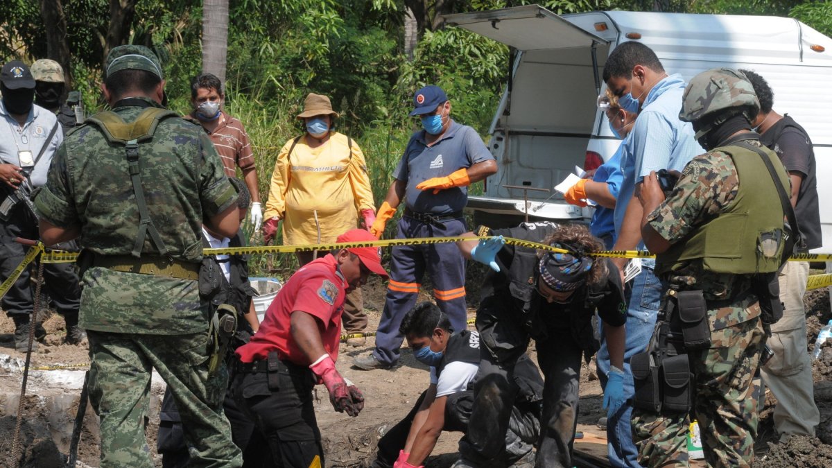 Fotografía de archivo en la que peritos forenses trabajan en una fosa clandestina de la cual ocho cadáveres fueron rescatados en México.