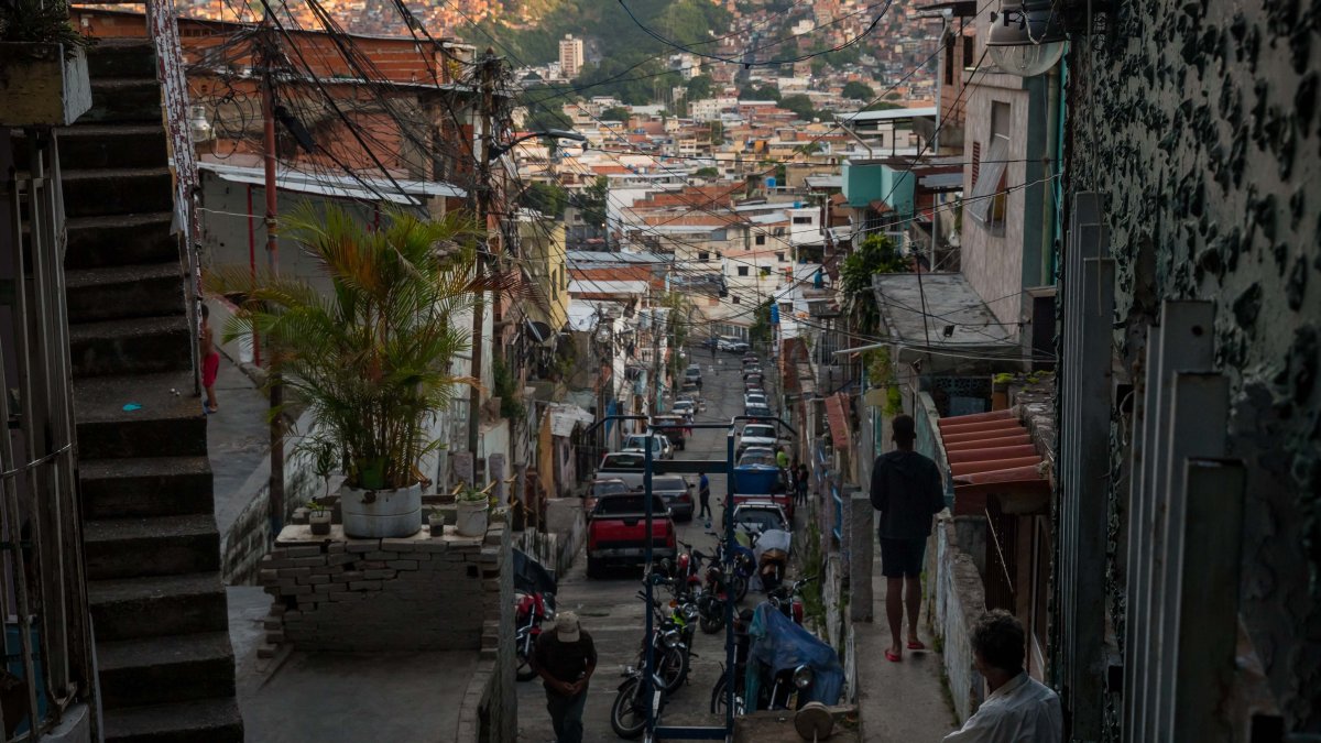 Pobreza de ingresos en Venezuela llega a 94,5 %, según encuesta universitaria.