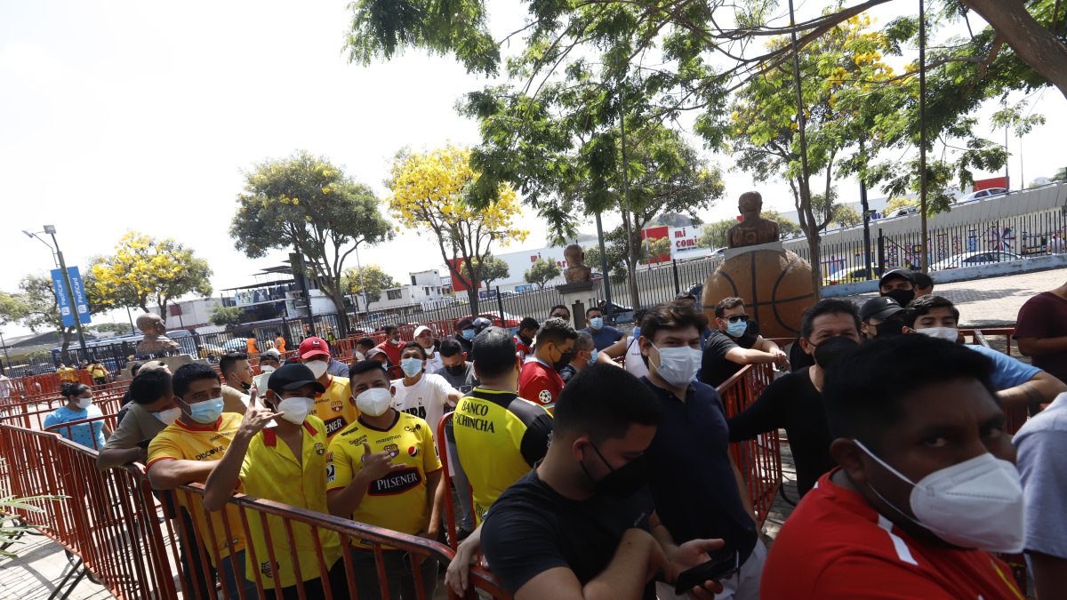 Hinchas amarillos llegaron a las boleterías del Voltaire Paladines Polo para adquirir su boleto.