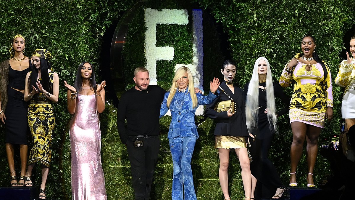 Kim Jones y Donatella Versace despidiéndose al final de la pasarela.