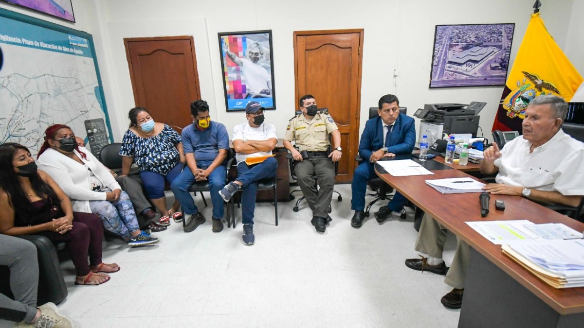 La reunión se llevó a cabo ayer, luego de la protesta realizada en las calles Coronel y Manabí.