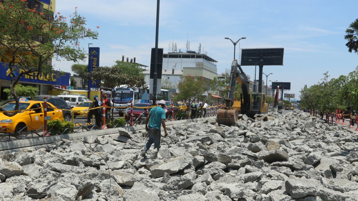 . Trabajos. Desde el pasado lunes, se iniciaron los trabajos de rotura de la calzada del tramo norte-sur de la Rodolfo Baquerizo, una vía altamente comercial y de gran tráfico vehicular.