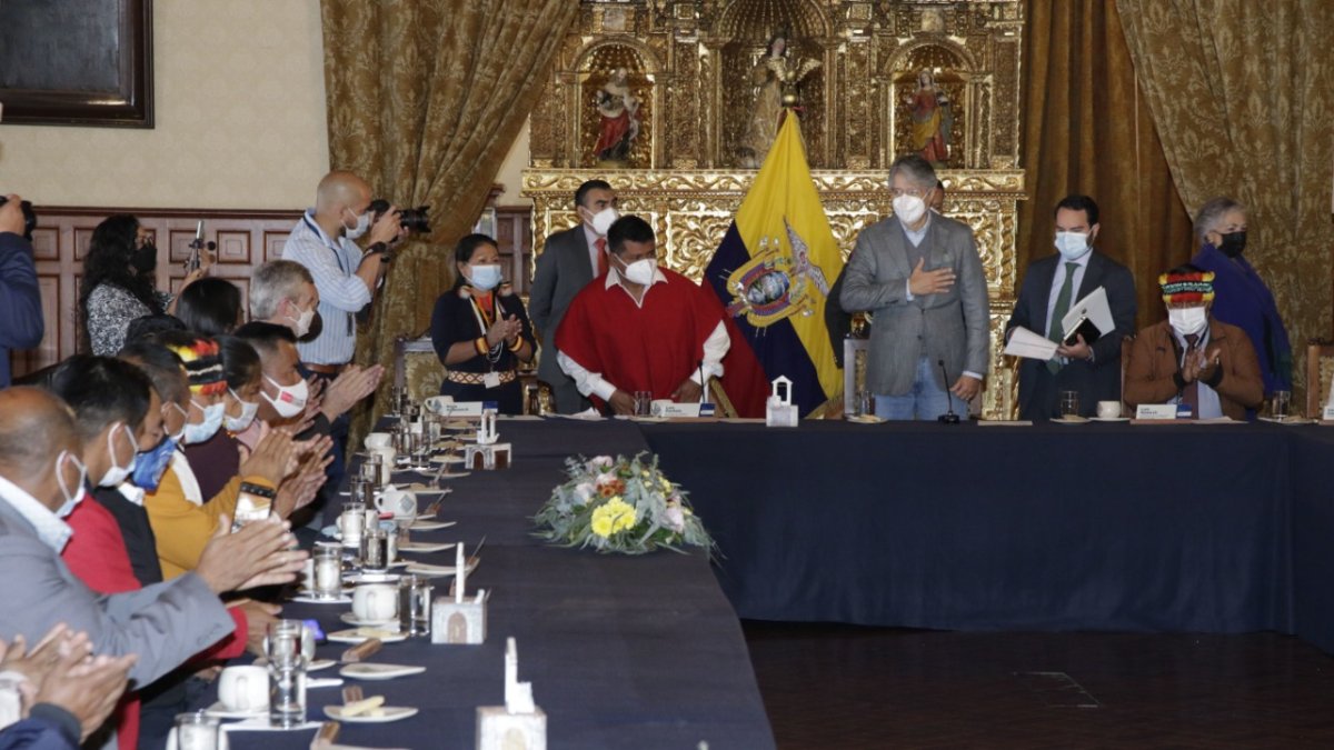 El presidente Guillermo Lasso mantuvo un encuentro con representantes de la Federación Interprovincial de Centros Shuar. El mandatario recibió el apoyo de los dirigentes