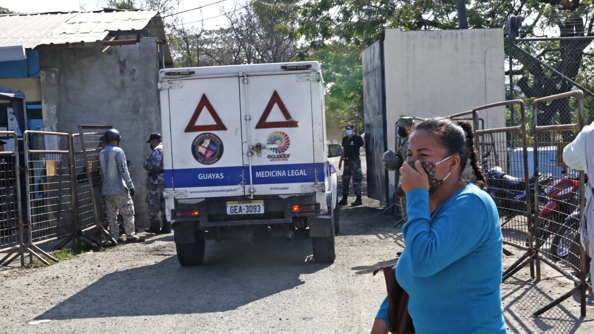 Familiares de los reos en la Penitenciaría de Guayaquil lloran en el exterior del centro, esperando información sobre el estado de sus parientes.