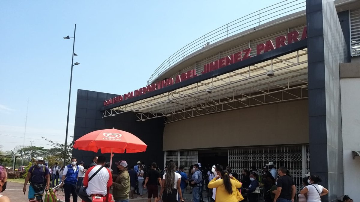 Familiares llegaron hasta Coliseo Abel Jiménez para conocer si sus seres queridos están entre las víctimas.