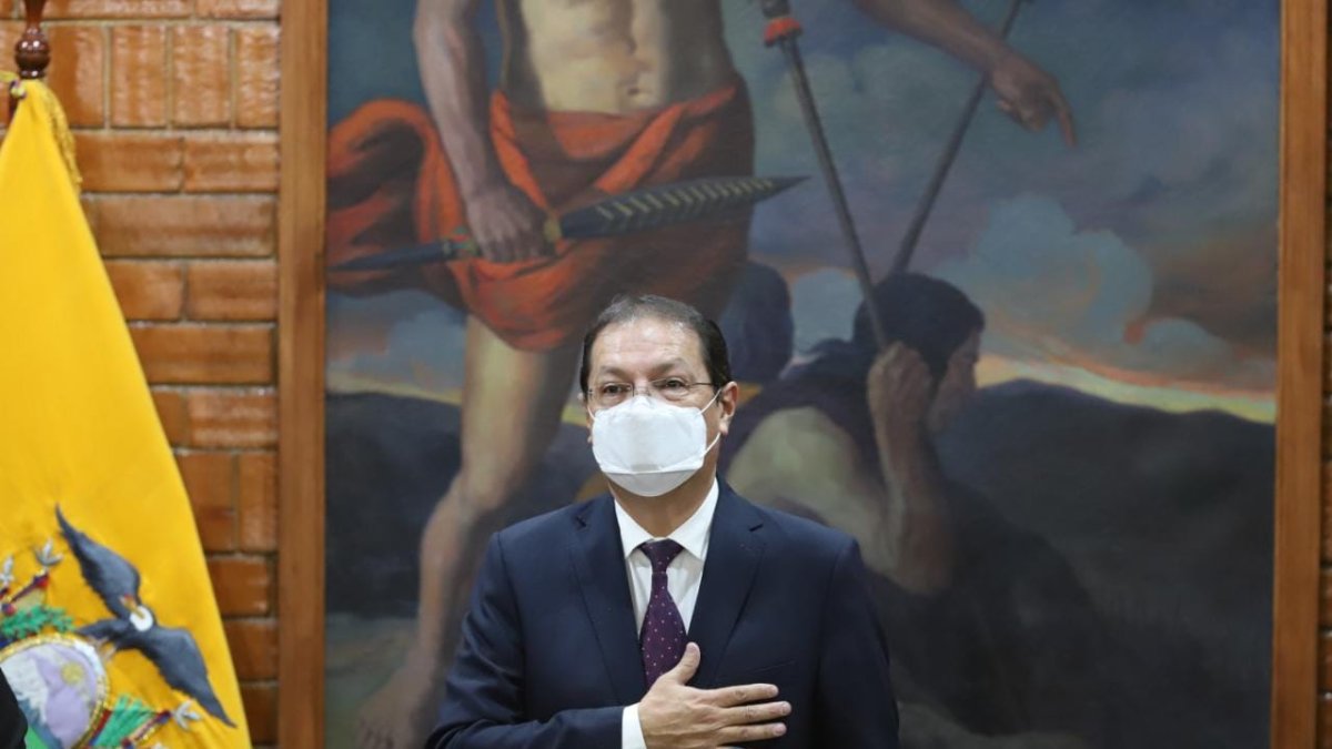 Santiago Guarderas llegó a la sala de sesiones del Concejo Metropolitano para tomar posesión de la Alcaldía de Quito.