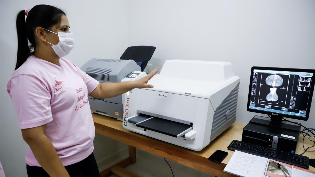 Fotografía de archivo en la que se registró a una funcionaria del Centro de Atención Integral de la Mujer, especializado en el detección temprana de cáncer de mama, en Paraguari (Paraguay).