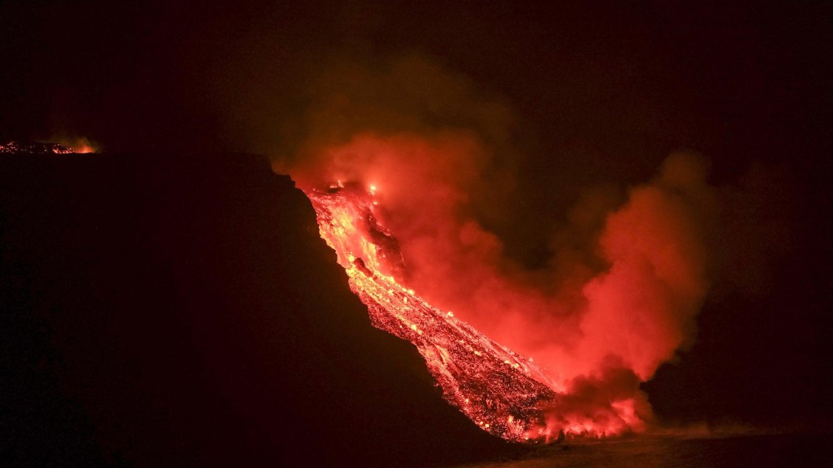 La colada del volcán de La Palma llegó finalmente esta noche de martes al mar por unos acantilados en la costa de Tazacorte.