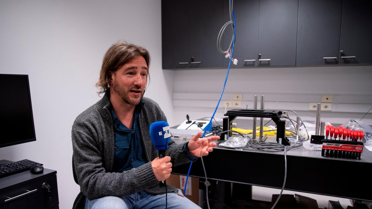 Fotografía del 27 de septiembre de 2021 que muestra al investigador del Institut Pasteur de Montevideo Andrés Kamaid durante una entrevista con Efe, en Montevideo (Uruguay).
