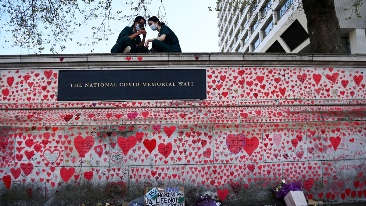 El 'National Covid Memorial Wall' es uno de los sitios conmemorativos dedicados a los fallecidos en la pandemia.