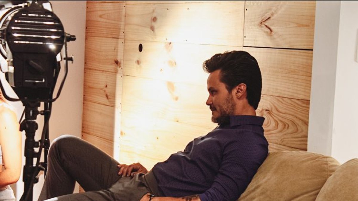 El artista promociona una nueva versión de su canción Día tras dia.