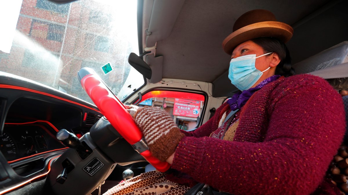 La conductora indígena Mery Yujra, componente de la Central de Mujeres Productivas, conduce un minibús el 29 de septiembre de 2021, en El Alto (Bolivia). EFE/ Martin Alipaz