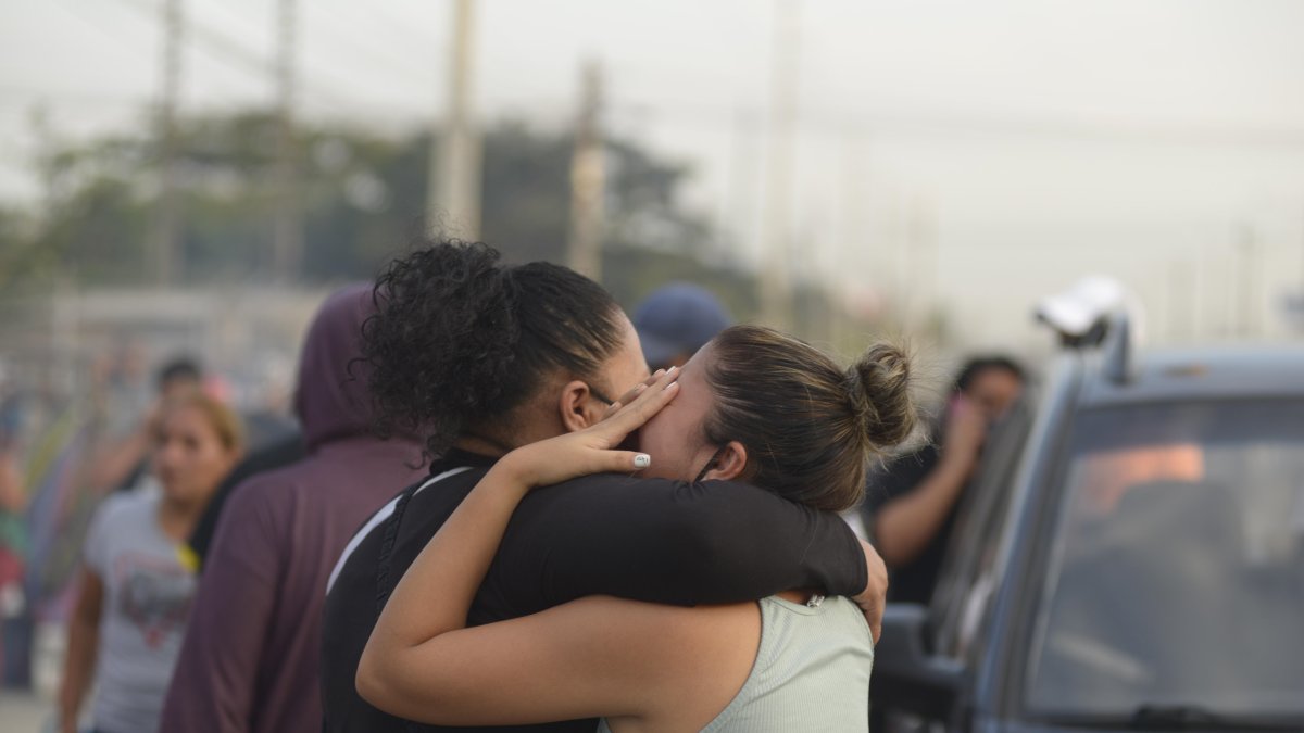 Familiares de reos lloran ante la masacre en la cárcel.