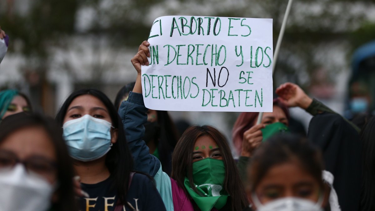 Activistas de colectivos feministas en favor del aboroto, que se identifican con pañuelos verdes y violetas, fueron registrados el pasado 28 de septiembre al recorrer las calles de Quito (Ecuador).