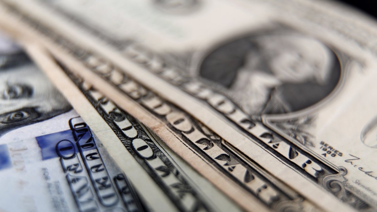 Vista de billetes de dólares en una fotografía de archivo.