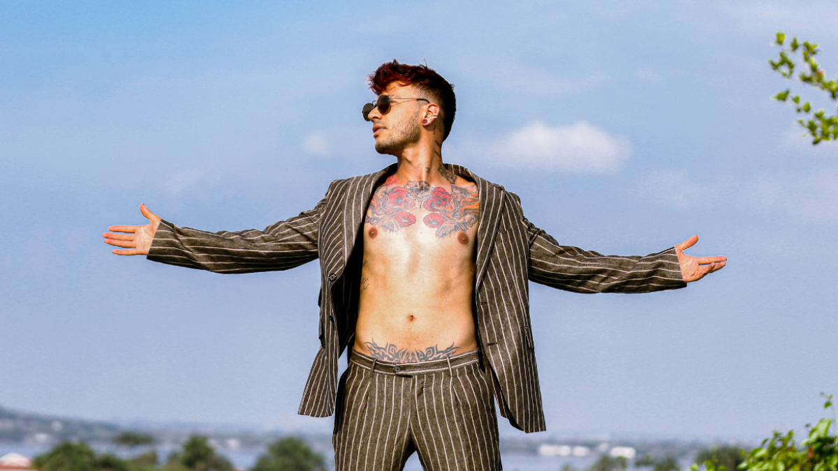 Helian tiene 23 años.