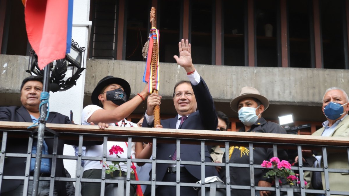 Gesto. El nuevo alcalde, Santiago Guarderas, saludó a los ciudadanos desde el balcón del Municipio.