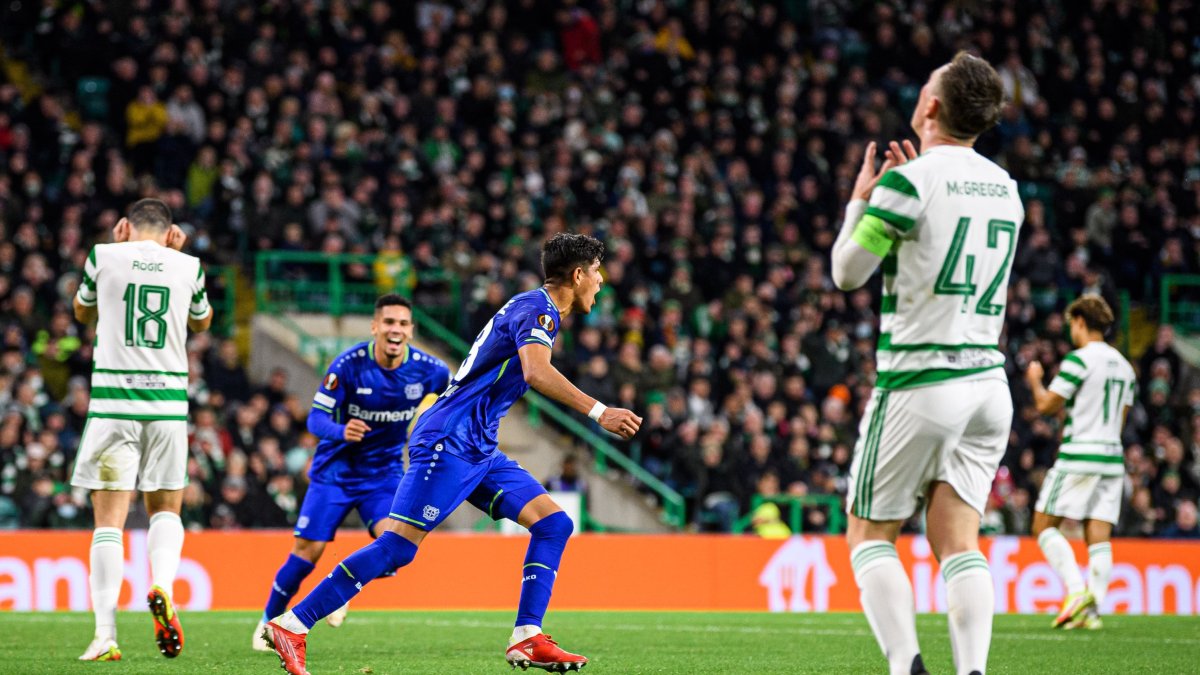 El defensa ecuatoriano Piero Hincapié (centro) celebra el gol ante el Celtic