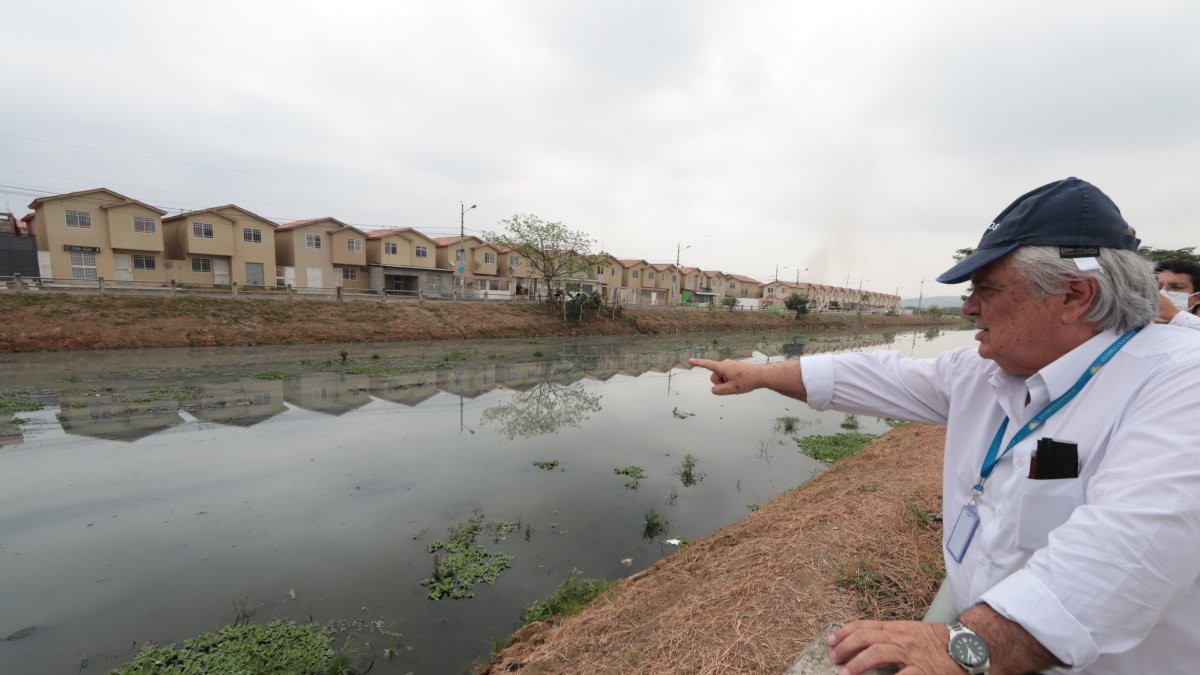 En la imagen, el asambleísta Marcos Molina observando su estado para analizarlo en la Asamblea