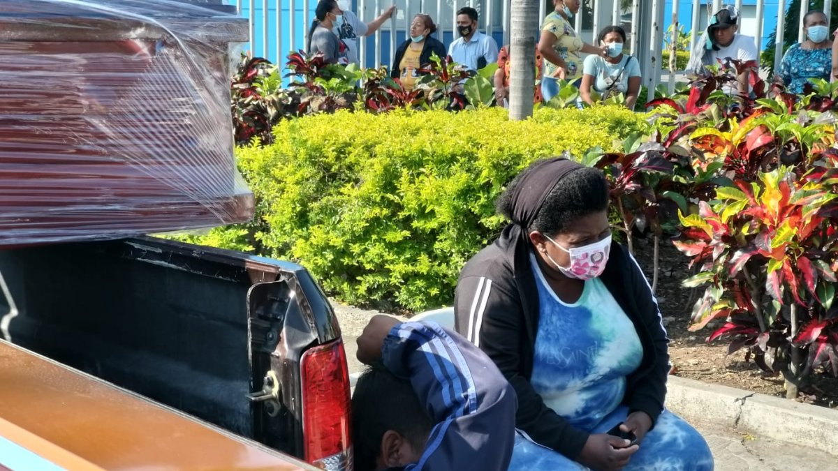 Familiares continúan buscando información de sus seres queridos asesinados.