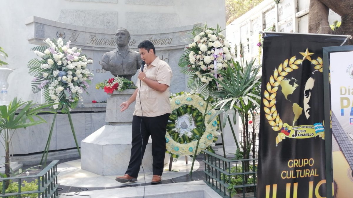 El acto en honor al Ruiseñor de América se lleva a cabo en el Cementerio General.