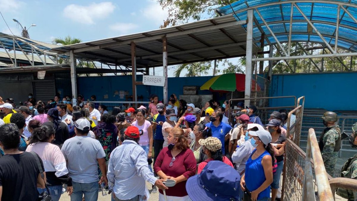 Familiares de reos en los exteriores de la Penitenciaría del Litoral.