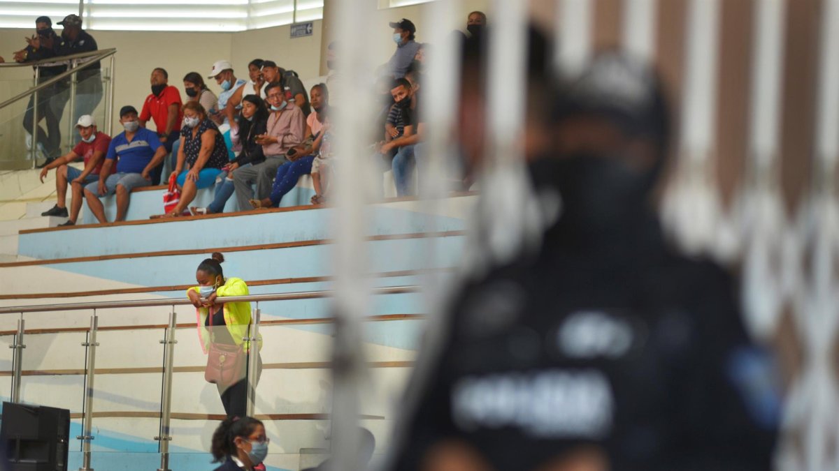 Familiares de reos fallecidos en la Penitenciaría del Litoral asisten, el 30 de septiembre de 2021, a reconocer a través de fotos a sus parientes asesinados, en Guayaquil (Ecuador).