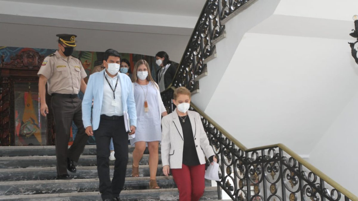 El director del SNAI, Bolívar Garzón; y la ministra de Gobierno, Alejandra Vela, participaron de la rueda de prensa.