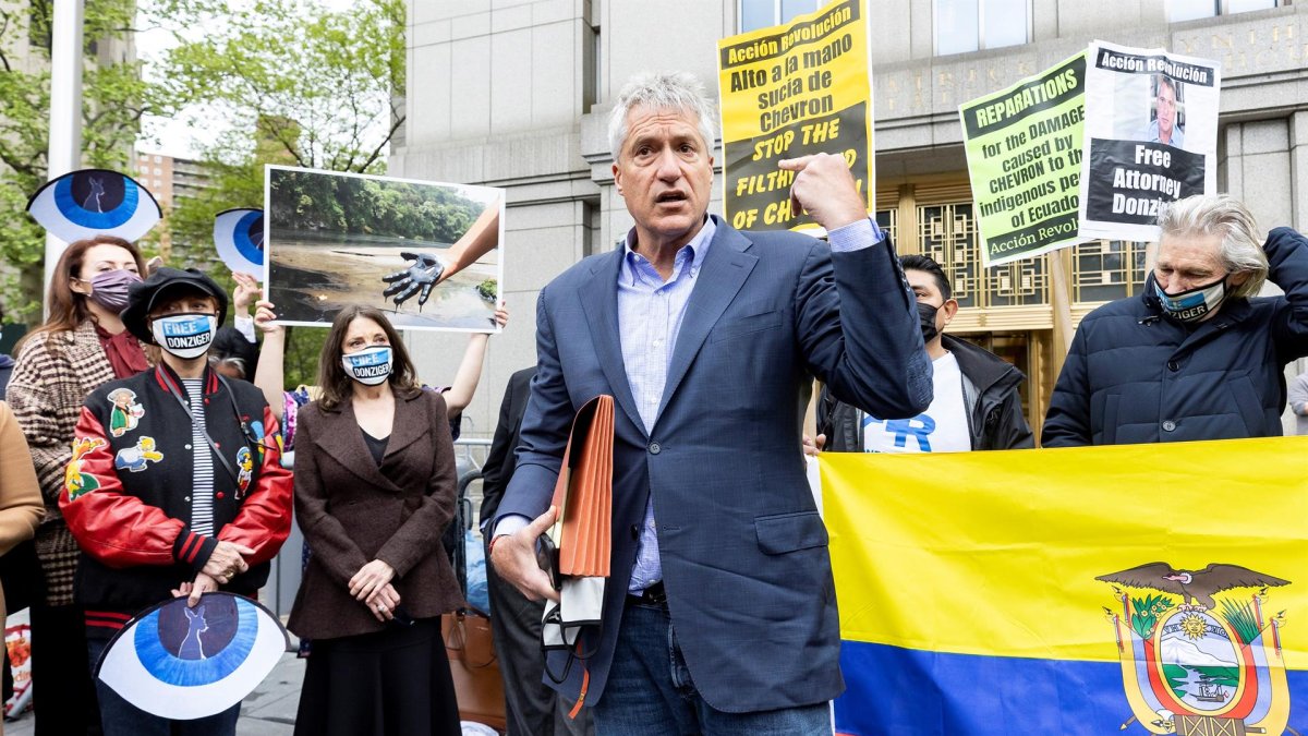 Steven Donziger (c), un abogado que ganó un caso de contaminación contra la petrolera Chevron en Ecuador en 2011, en una fotografía de archivo.