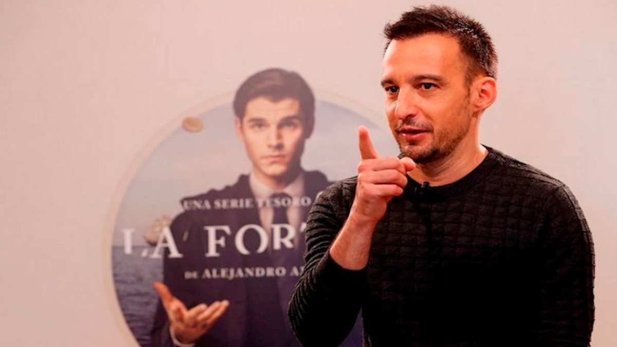 La serie gira en torno a un diplomático que intenta recuperar el tesoro de un submarino robado.