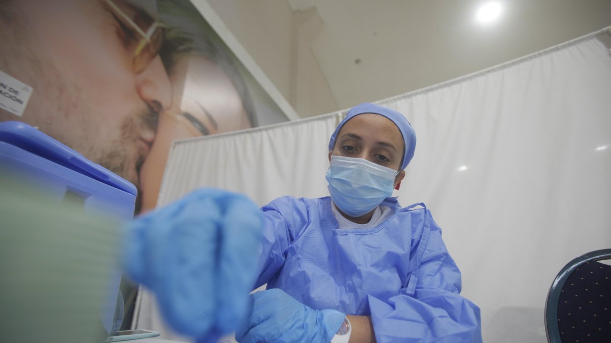 Personal de enfermería se prepara para aplicar la vacuna Pfizer a ciudadanos nacionales y extranjeros en el centro comercial Megamall a las afueras de ciudad de Panamá (Panamá).