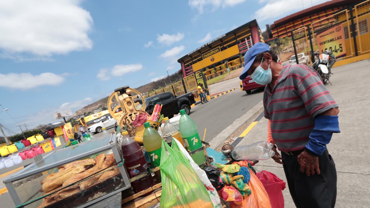 El regreso de los aficionados al estadio Monumental también sirvió para que los vendedores ambulantes se acerquen para tratar de ganar algo de dinero. El movimiento no estuvo como se lo esperaba.