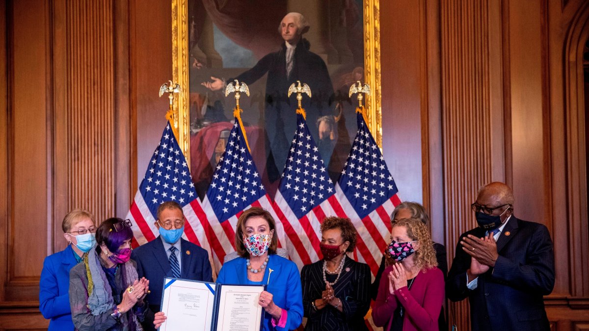 La presidenta de la Cámara Baja de EE.UU., la demócrata Nancy Pelosi, muestra el proyecto de ley de financiación provisional para evitar el cierre del gobierno  . EFE/ Shawn Thew