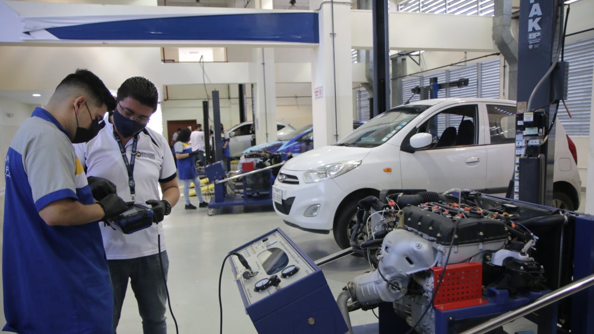 La Universidad Politécnica Salesiana (UPS) recibe a grupos de alumnos en sus talleres, para que pongan en práctica la teoría impartida.