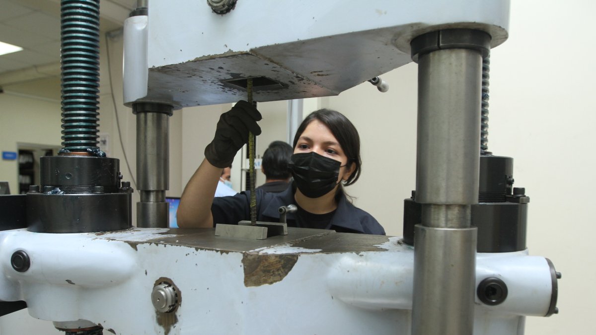 Natalia López, durante una clase practica en el Laboratorio de Materiales de la Espol.