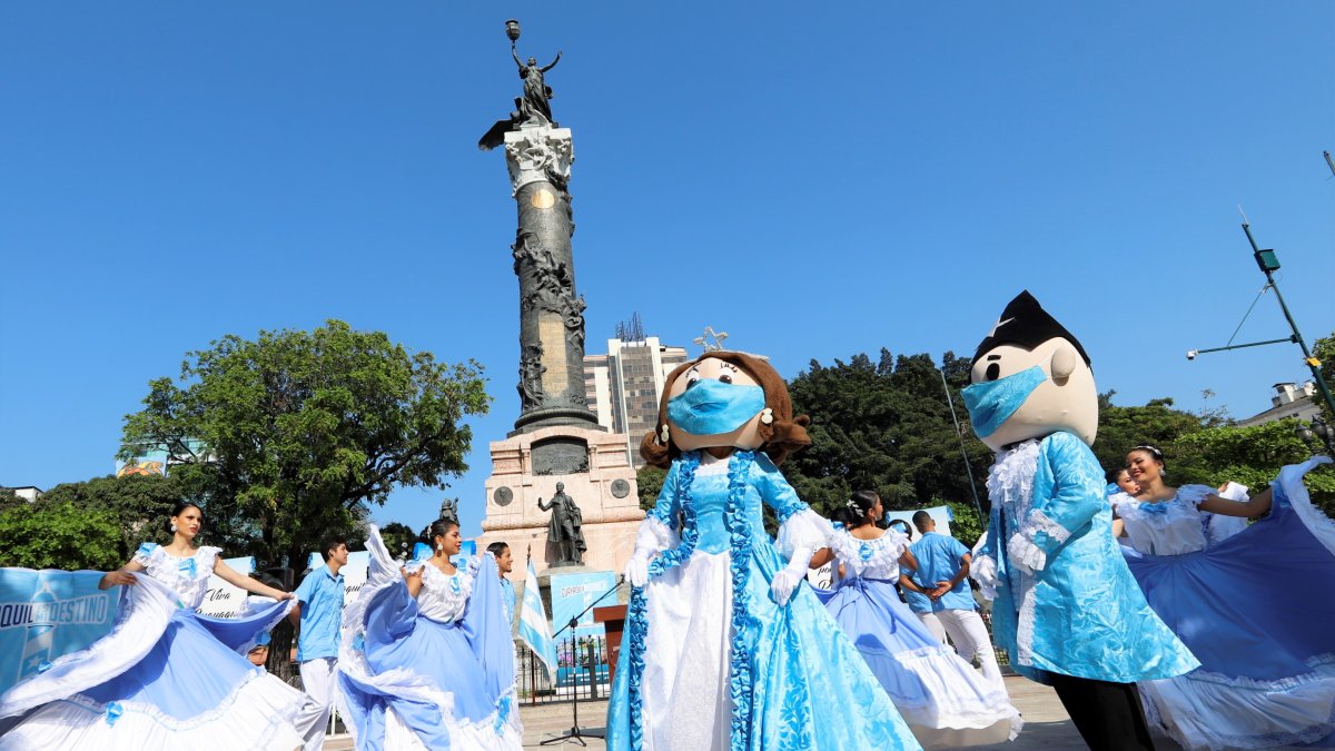 Actividad. Con el pregón cívico se inauguró la agenda por los 201 años de Independencia de Guayaquil.