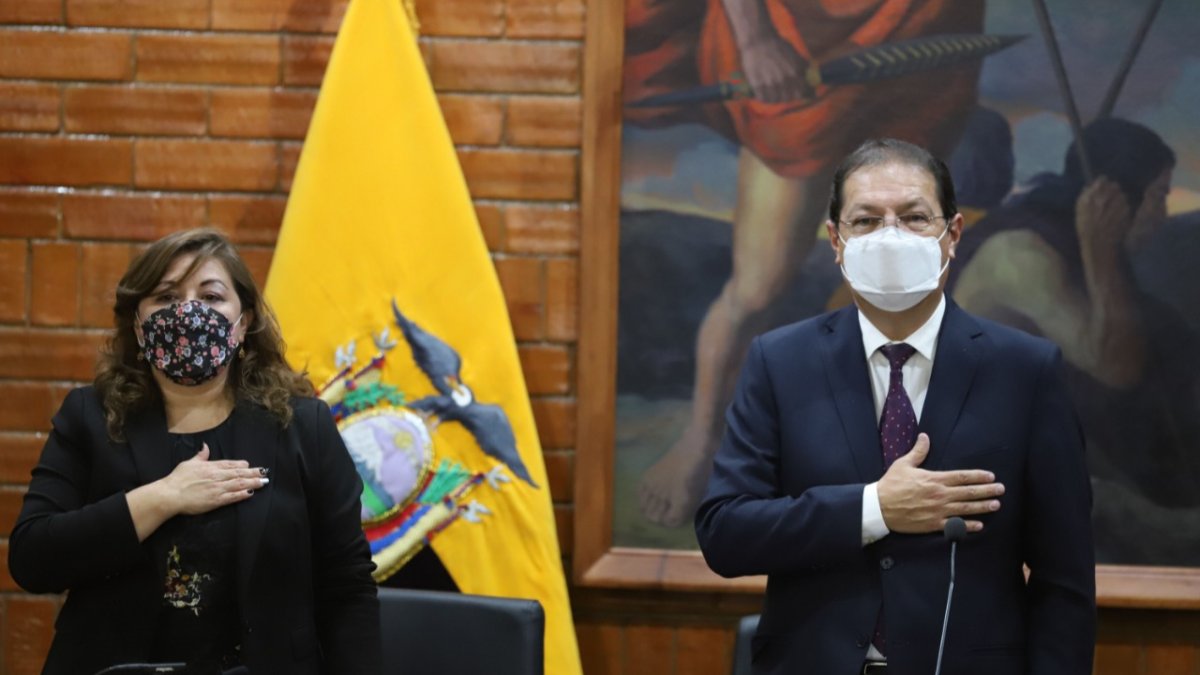 Solemnidad. La vicealcaldesa, Brith Vaca, y el alcalde de Quito, Santiago Guarderas, cantaron el Himno Nacional en el acto de posesión en el Municipio el pasado 30 de septiembre.