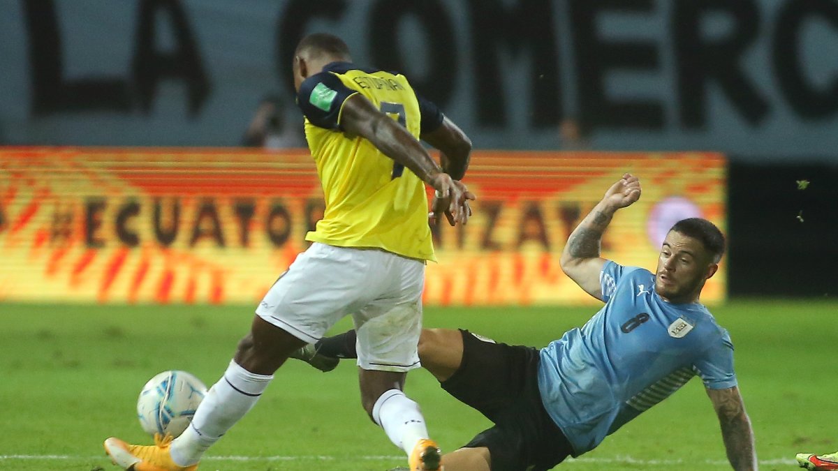Archivos: Nahitan Nández de Uruguay disputa el balón con Pervis Estupiñán de Ecuador.