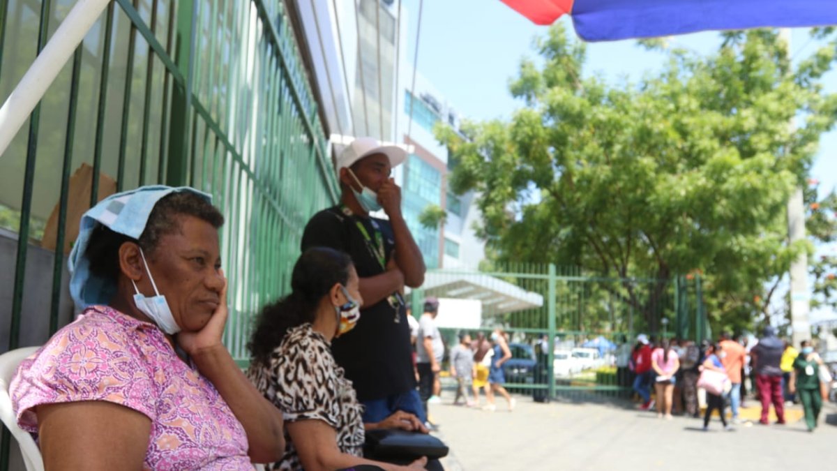 Familiares de un reo que fue señalado como quemado, afuera del Hospital Guayaquil.