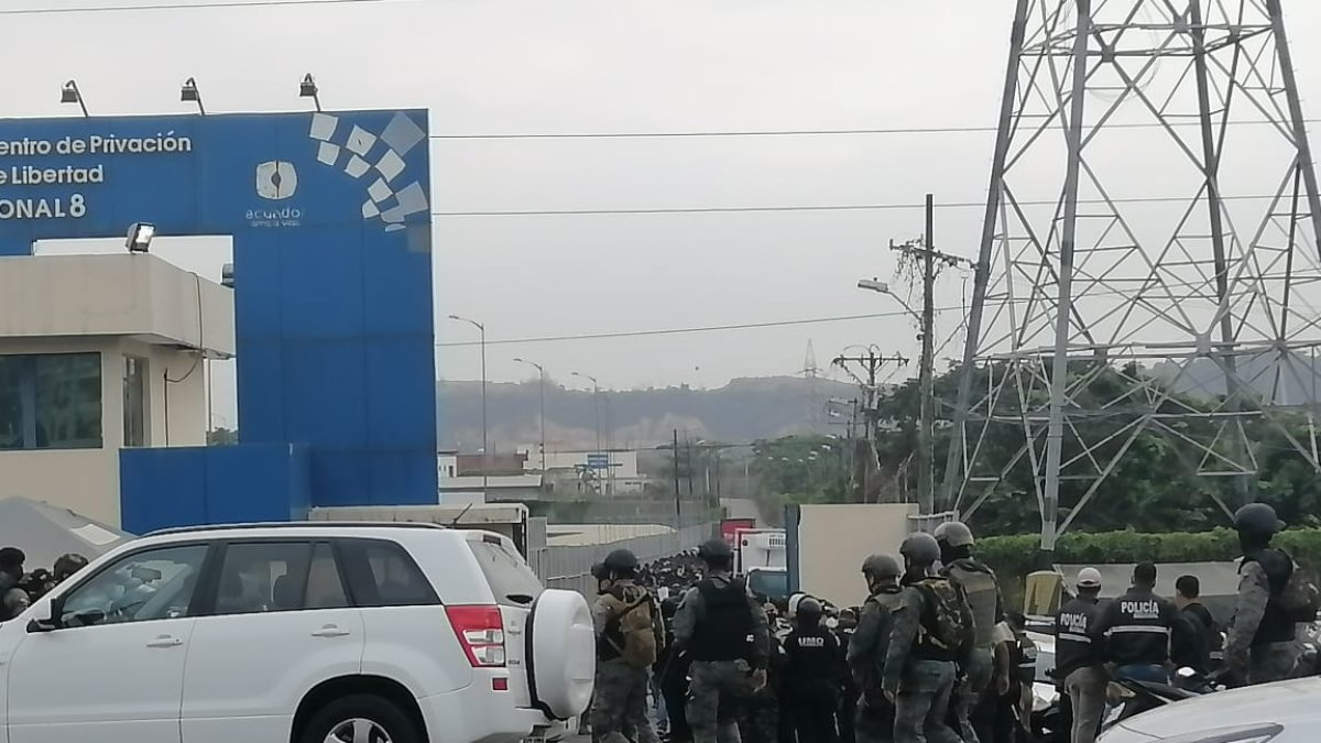 Policía llega a la cárcel Penitenciaría del Litoral.