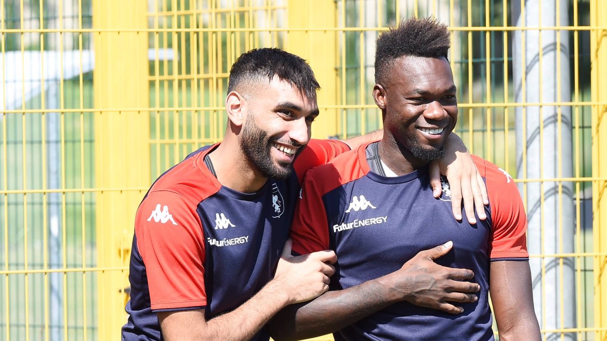 Felipe Caicedo (derecha) todavía no ha podido demostrar sus condiciones en el Genoa.