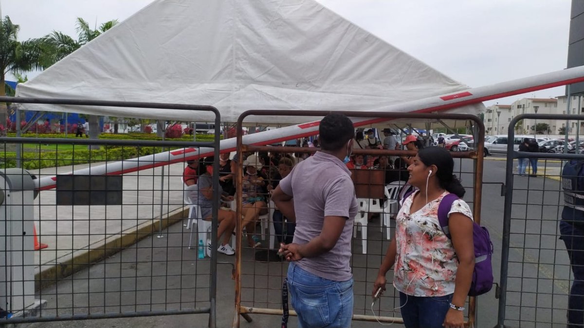 Familiares en las afueras de Criminalística a la espera de respuesta.