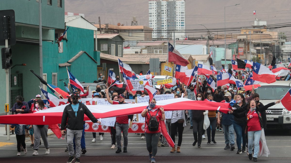 Manifestantes en contra de la migración participan en una marcha hoy, en Iquique (Chile).